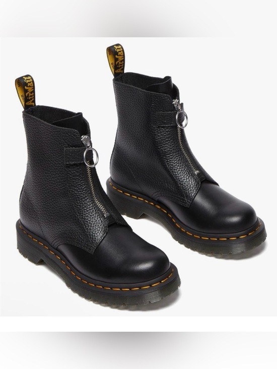 Dr. Martens Shoes - DR MARTENS AIRWAIT
Size 5 NEW